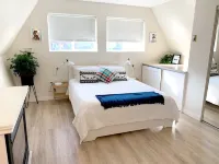 Cozy A-frame cabin 1/2 block from the gorgeous Sylvan Lake beach, parks & pubs Hotels in Sylvan Lake