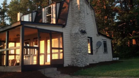 Charming Lake Cottage est 1903! Private and relaxing waterfront, family fun!