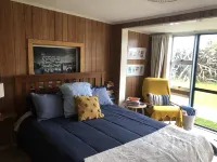 Unplug and reconnect at a kiwiana bach - 2020 finalist Bach of the year awards Hotels in Foxton Beach