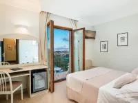 Hotel Gardenia Sorrento, Ascend Hotel Collection Отели рядом с достопримечательностью «Пляж Леонеллис»