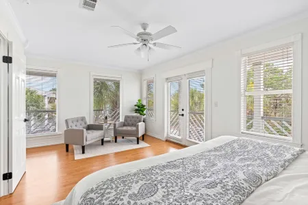 Great for large families/5 br house close to tram/walkable to Rosemary & Alys!