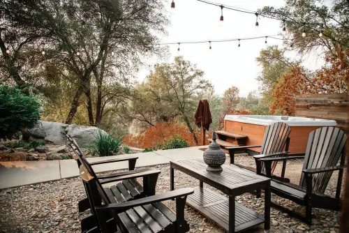Romantic River Cabin w/ Hot Tub, views, spa bathroom, Close to 2 Yosemite Gates
