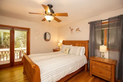 Cheerful 3 bedroom mountain home- minutes to Asheville- Отели рядом с достопримечательностью «Бируоллоу Маунтин Трейл»