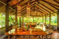 Spacious 5-bedroom villa with 2 pools in Playa Negra Puerto Viejo