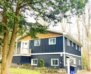 Spacious Private Comfort, EV Charger, Pet OK, Lg Fenced Backyard, Firepit, BBQ Hotels near Rotary Centennial Gardens