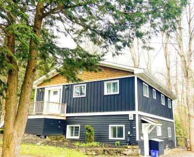 Spacious Private Comfort, EV Charger, Pet OK, Lg Fenced Backyard, Firepit, BBQ Hotels near Rotary Centennial Gardens