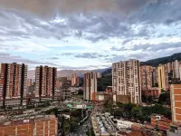 Luxe Apartment: By Medellín, Park, Dining, Nightlife, Fast WiFi & Self Check-in