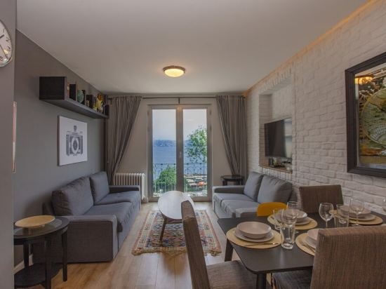 Modern Waterfront Apt. with a Striking View