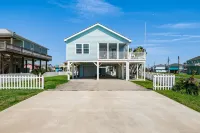 Great Back to School Dealsl!  4 minute walk to beach!