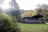 Charming Creekside 1940s Cottage, Kid/Dog Friendly