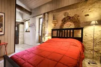 Cottage in an old Bordeaux wine cellar space, calm and comfort
