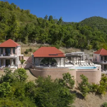 Walk to world famous Maho Bay! Privacy, views, pool, 4 equal king size bedrooms.