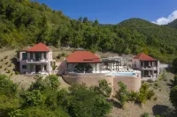 Walk to world famous Maho Bay! Privacy, views, pool, 4 equal king size bedrooms. Hotels in Central