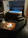 Cozy Hot Tub Cottage!
