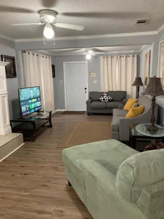 SPACIOUS COZY HOME 5BD/2BTH SLEEPS 11 CLOSE TO THE BEACHES