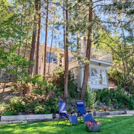Private Lakefront Beach House off Naramata Bench