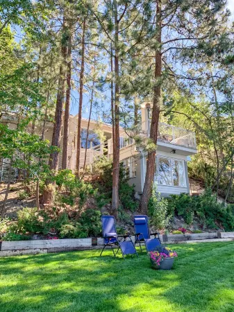 Private Lakefront Beach House off Naramata Bench