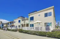 Beach Beauty Condo steps away from Belmont