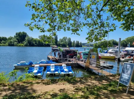 Cozy apartment on the beautiful harbor of Wiesbaden-Schierstein Отели в г. Висбаден