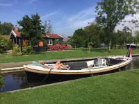 Spend the night on the water in Tiny House / Trekkershut Comfort / Mini Bungalow Hotel a Leimuiden