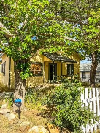 Cozy 4 Bedroom Cabin by the Lake Отели рядом с достопримечательностью «оз. Изабелла»