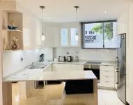 A fantastic modern and spacious apartment right on Umhlanga main Beach