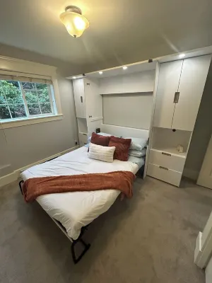 Bright Garden Suite in Colwood Hotels in 