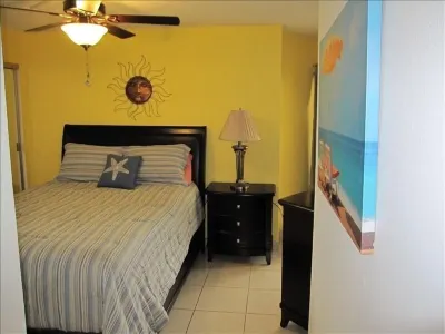 Cayman Reef #3 - One bed condo with King Bed great location on Seven Mile Beach