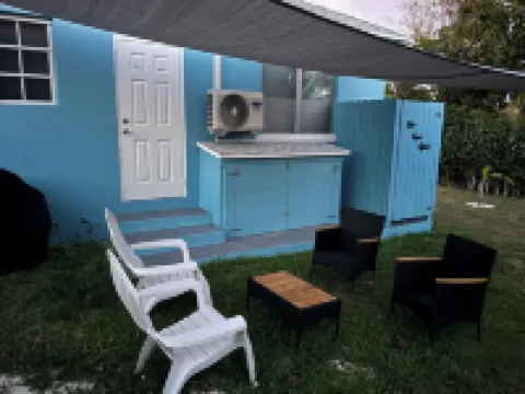 The Cozy Cottage is an inviting 2-bedroom house in Spanish Wells with Golf Cart のホテル