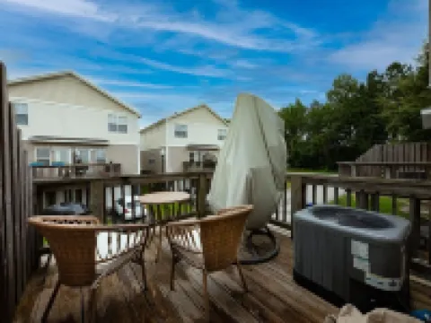 5 minutes to Cherry point! Family-sized townhouse with fireplace & balcony Hoteles en Havelock