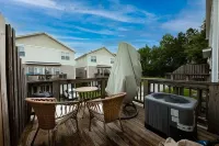 5 minutes to Cherry point! Family-sized townhouse with fireplace & balcony