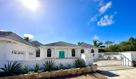 Exuma Luxury Ocean VIew 5bd 4ba house with pool, boat, & vehicle Отели в г. Michelson