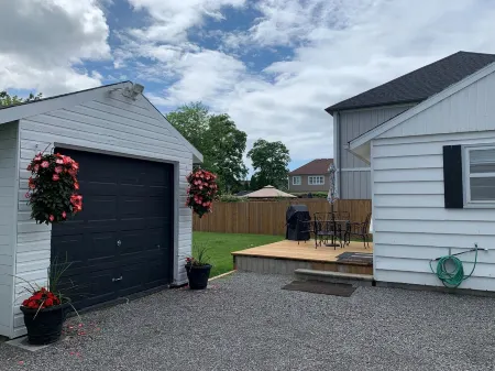 Bissell's Hideaway in the Heart of old town Niagara on the lake Отели рядом с достопримечательностью «Флорал Клок»