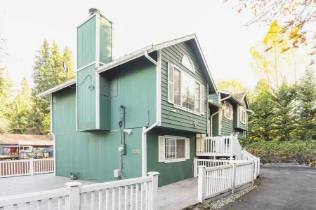 Wedgewood humble aboad m/s downtown, UW, Ballard Отели рядом с достопримечательностью «Парк Мэттьюс Бич»