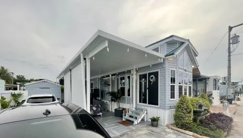 Enjoy this modern and cozy house in Key Largo Florida.