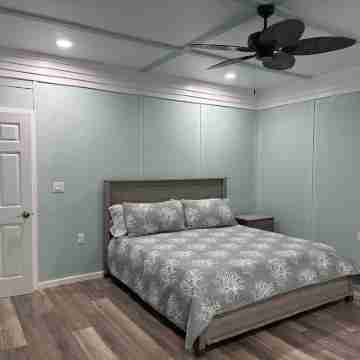 Newly renovated home with Kayaks + Pool Rooms