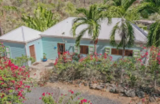 Bungalow Blue ~ 1 bedroom w/ AC in heart of Coral Bay
