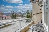 Spacious Condo, Great Location & Mountain Views