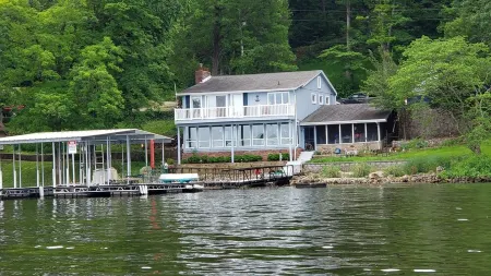 Lakefront 3BR Retreat  Stunning Views & Serenity"