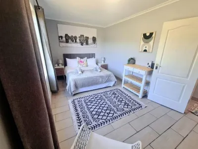Wild Paradise Cottage Nº2 in PE Hotels near Seaview Lion Park