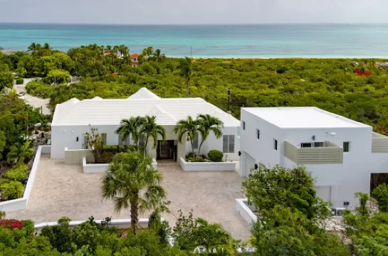 Beautiful OCEAN FRONT, POOL Villa walk or drive to GRACE BAY BEACH Turtle Ridge