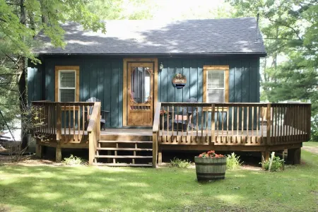 Cozy 4 Season Cottage stunning sunsets on Sparrow LakePet friendly)New Hot Tub