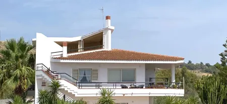 Holiday home with beautiful sea views, 3 minutes walk from the beach