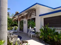 GECKO "POOL SIDE" BUNGALOW--Boutique Resort --Stunning Pool-- Airport Shuttle!
