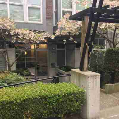 Trendy Capitol Hill, gorgeous modern loft. Private host. Hotel Exterior