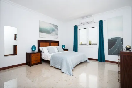 PURE LUXURY 4 Bedroom 5 bathroom Villa With  Heated pool, Aircon and Hot Tub