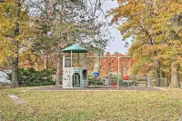 Lakefront Columbia Cabin w/ Porch & Shared Dock - Pet friendly
