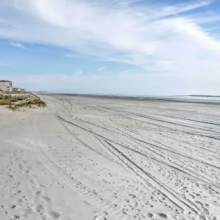 Walk to Ocean: Surfside Beach Home w/ Pool Access