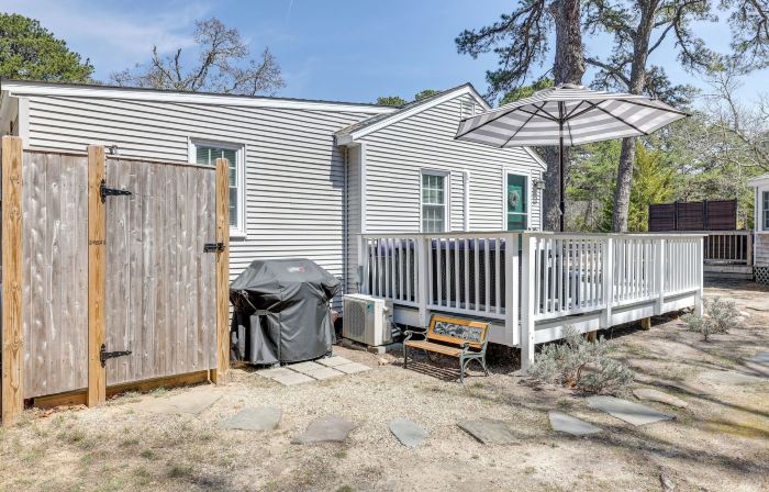 2 Mi to Beaches: Cozy Peaceful Escape w/ Deck