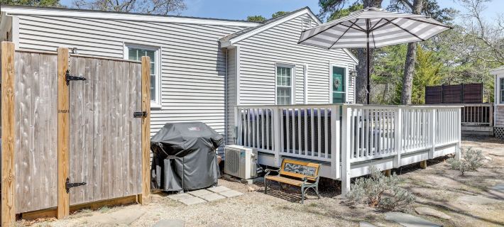 2 Mi to Beaches: Cozy Peaceful Escape w/ Deck Hotels in Wellfleet
